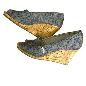 TOMS cork wedge peep toe sandal. Neutral color with subtle geometric pattern